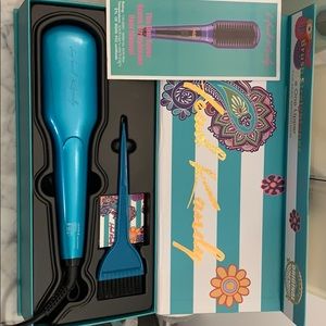 Head Kandy- The One Upper ‼️Brush Straightener